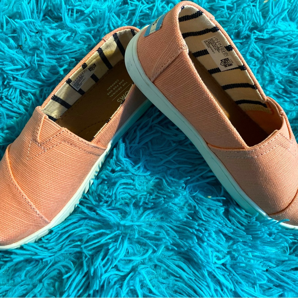 Toms size 2Y one time use .cute Easter color. Very vibrant and comfortable